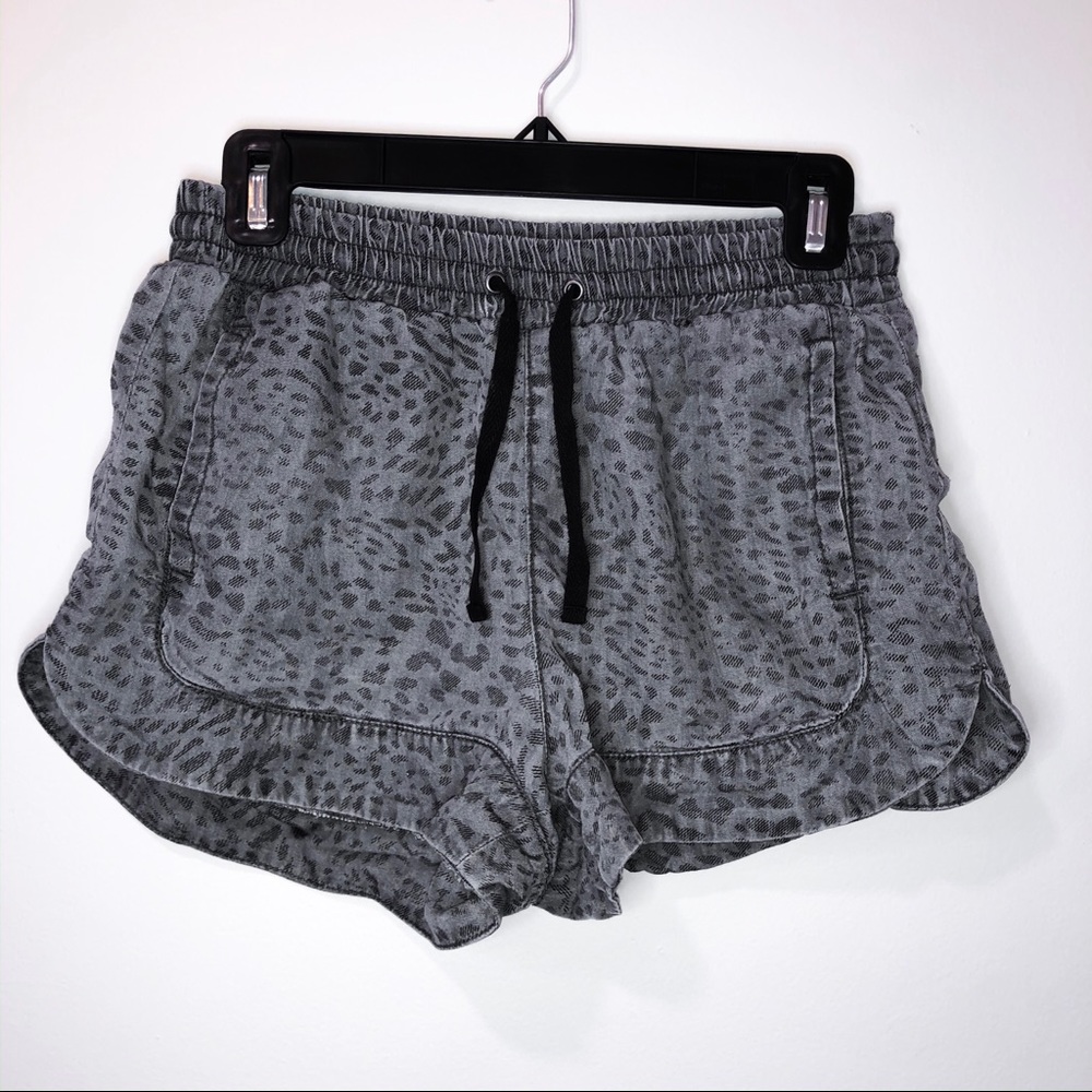 BDG Urban Outfitters - Leopard Print Shorts